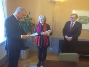 Ilmastopaneeli luovutti raportin ministeri Rehnille