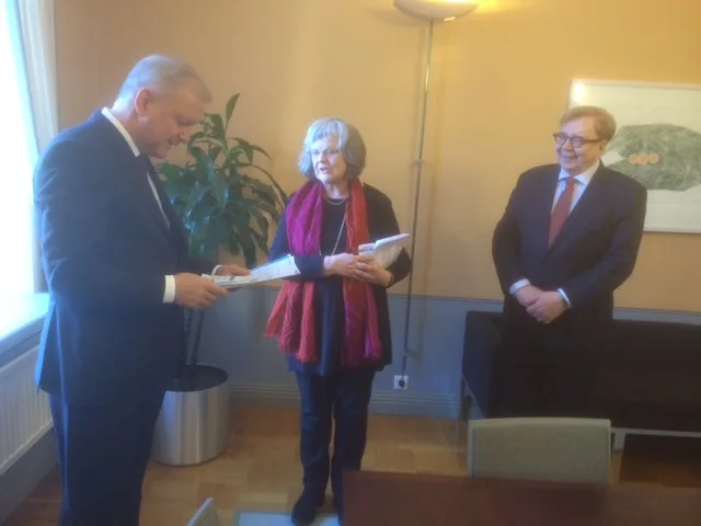 Ilmastopaneeli luovutti raportin ministeri Rehnille