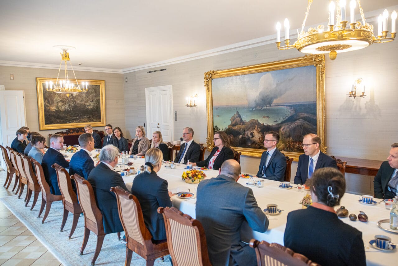 Tasavallan presidentti Alexander Stubb tapasi Suomen ilmastopaneelin jäseniä Presidentinlinnassa perjantaina 30. lokakuuta. Kuva: Matti Porre / Tasavallan presidentin kanslia